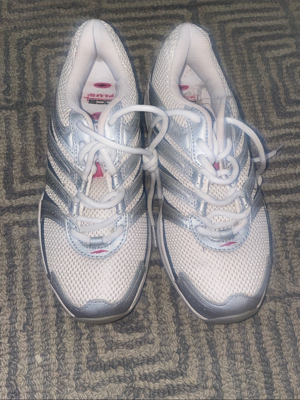 BN Avia Women’s show White and SilverAthletic Sneakers, size 6